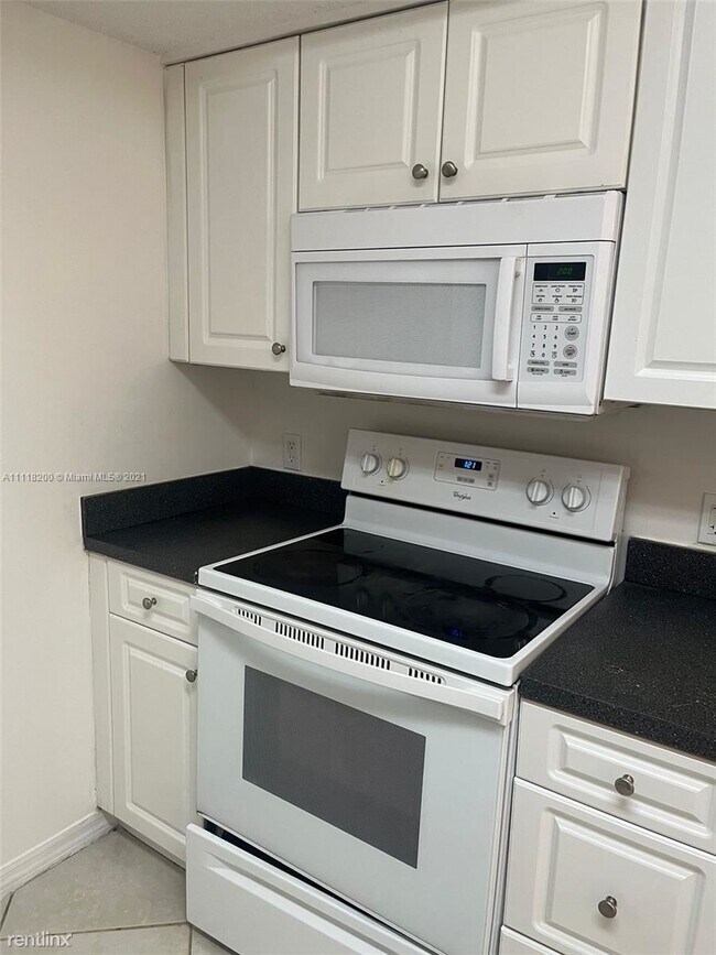 Foto del edificio - 1 br, 1 bath Condo - 9640 NW 2nd St