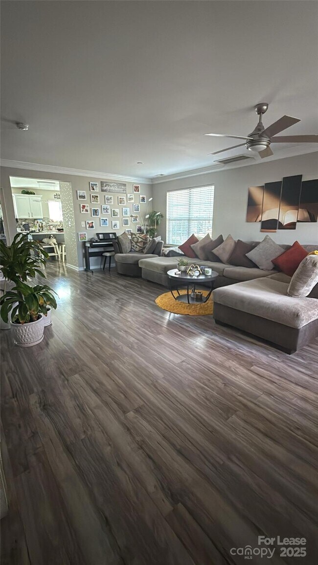 Foto del edificio - 18506 Oakhurst Blvd