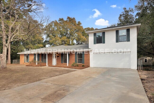 Foto del edificio - Fully Renovated 5-Bedroom Home with Modern...