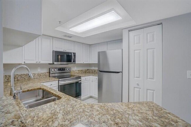 Building Photo - 1700 Crestwood Ct S