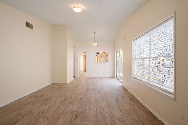 Building Photo - Updated 2 Bedroom, 1 Bath Duplex in a Grea...