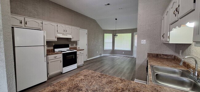 Building Photo - Beautifully Renovated 3-bedroom 2 bath hom...