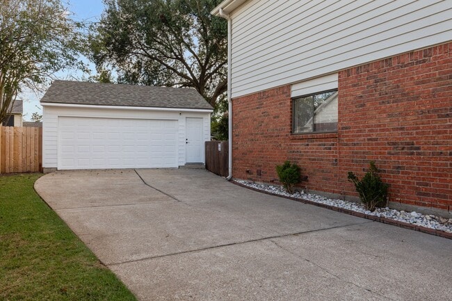 Building Photo - 14947 Redwood Bend Trail