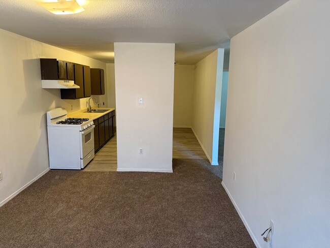 Building Photo - 583 E Roller Ave