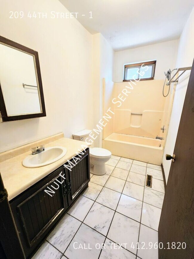 Building Photo - 209 44th St
