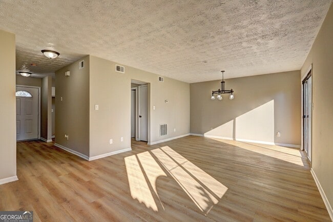 Building Photo - 288 Country Club Dr