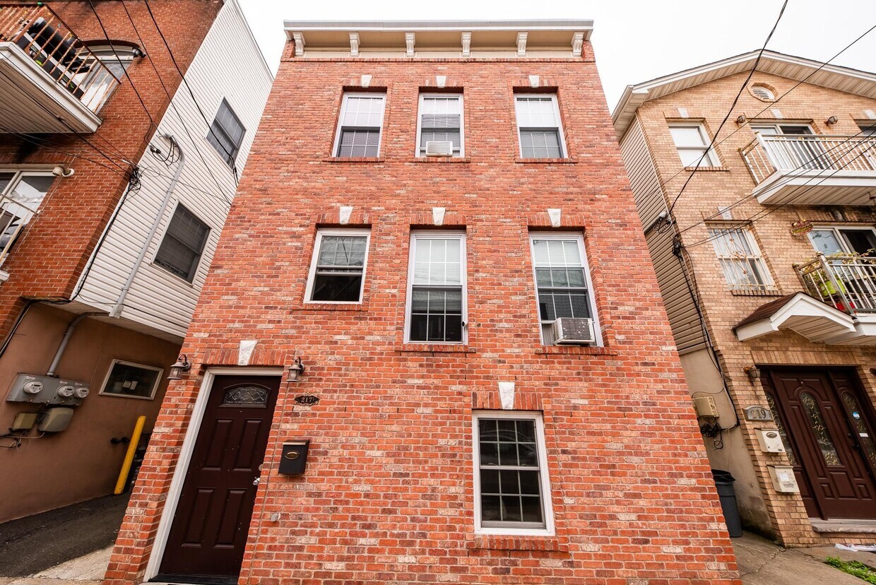 Primary Photo - 217 South St