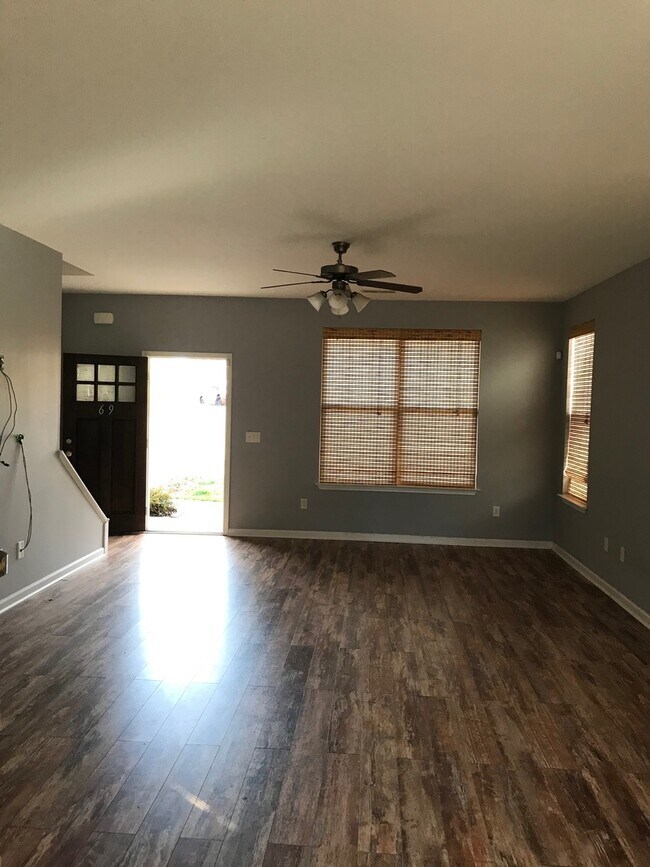 Foto del edificio - 4 bedroom, 2.5 bath centrally located in T...