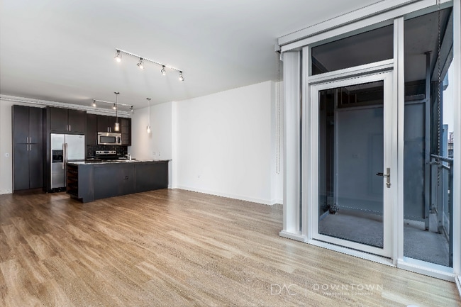 Foto del edificio - 300 W Grand Ave