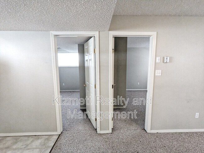 Photo du bâtiment - 2433-232B 32b St NW