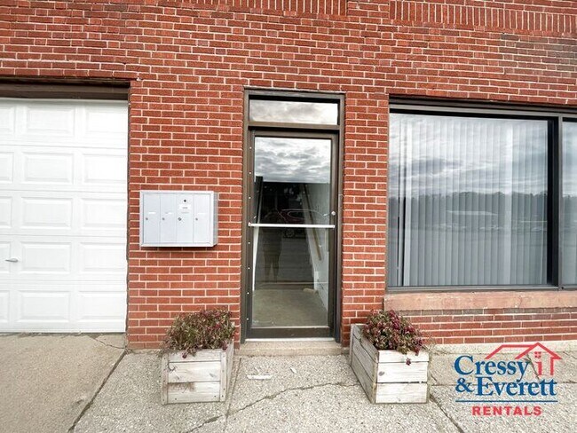 Building Photo - Cute & Rare 1 Bedroom Apartment in Buchana...