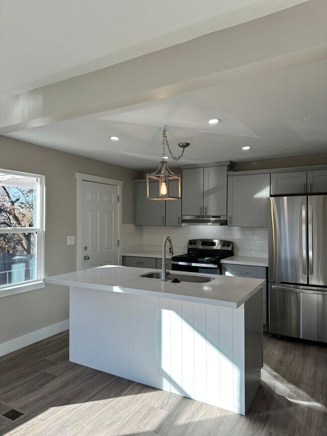 Foto del edificio - Darling remodeled 5 bedroom 2 bathroom home in the heart of Ogden