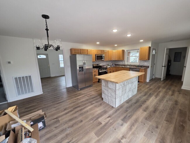 Foto del edificio - Renovated 3-Bed/2-Bath Home with Carport & Fenced Yard – Near Fort Campbell!