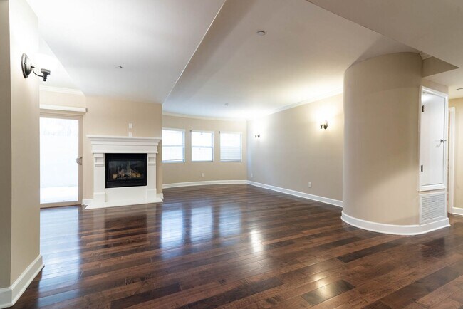Foto del edificio - Amazing Lower Level 3-Bedroom 2.5 Bathroom Sprinkled With Flavor In West Los Angeles