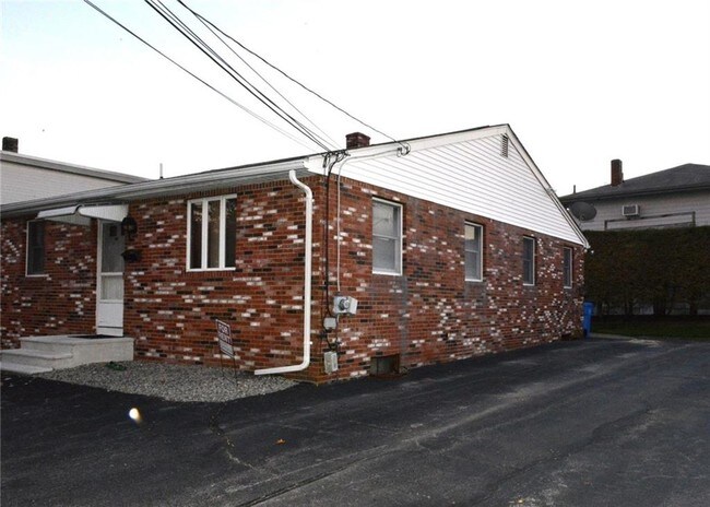 Foto del edificio - 102 Capuano Ave
