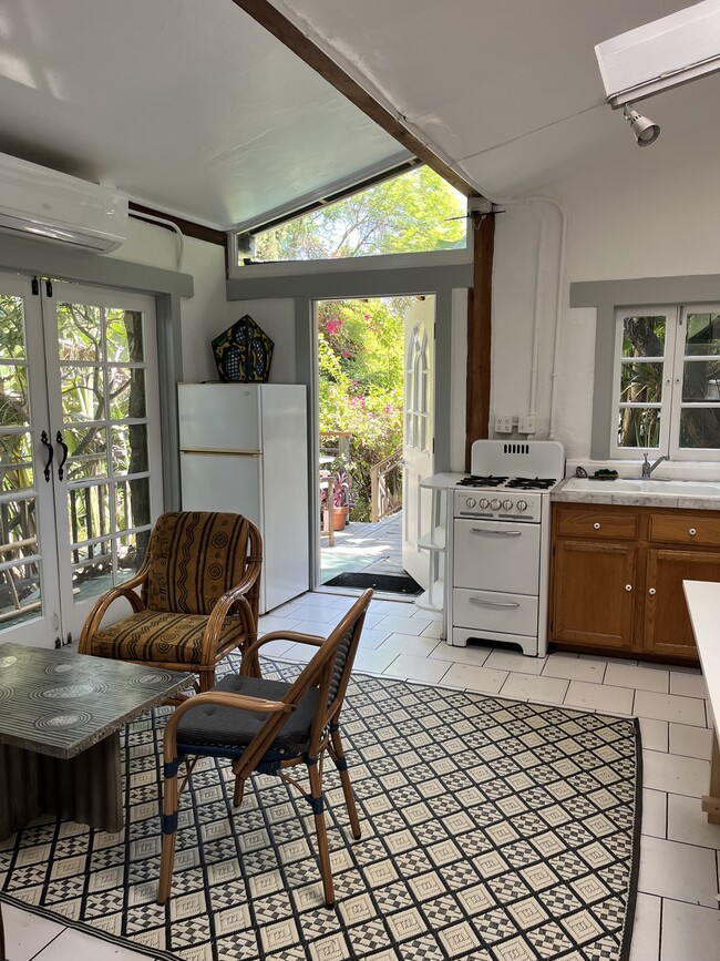 Building Photo - 3534 Fernwood Ave