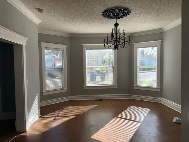 Large Living Room - 1905 Ivy St House