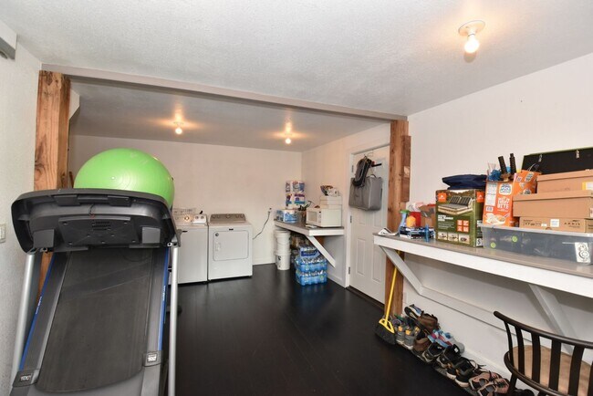 Building Photo - 3320 S Schauer Ave