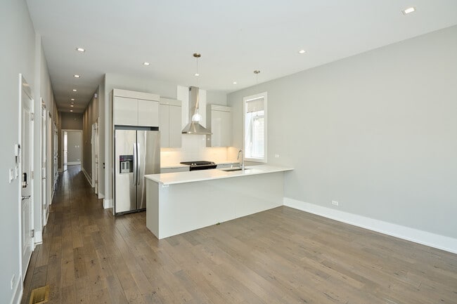 Dining - 1338 W Cullerton St