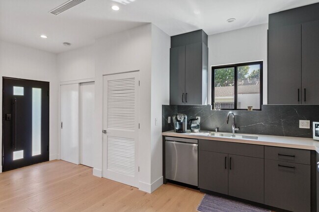 Building Photo - 5456 Hazeltine Ave