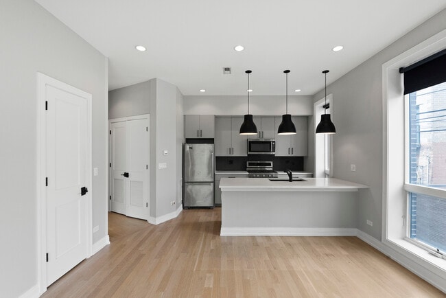 Photo - 1050 W Cornelia Ave Apartment