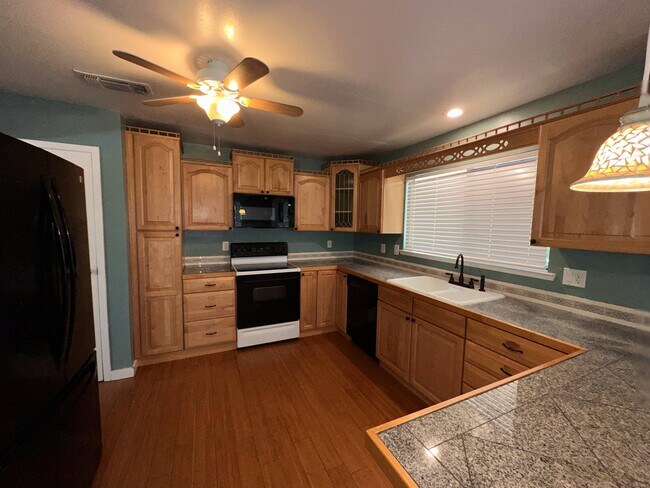 Foto del edificio - 45221 Big Oak Ln