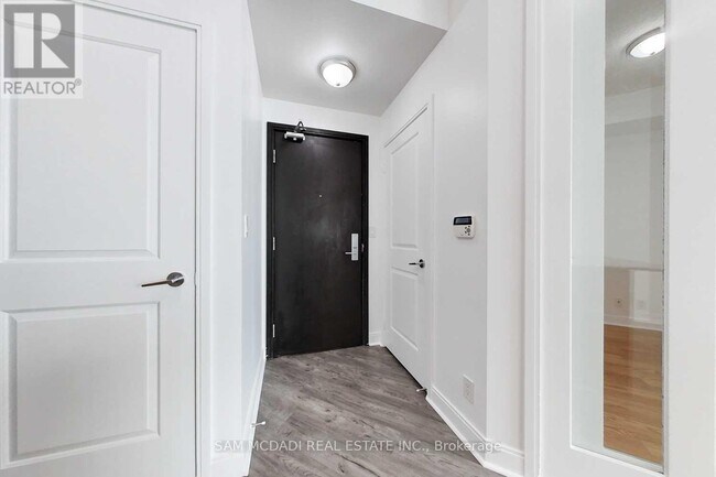 Photo du bâtiment - 70 Absolute Ave