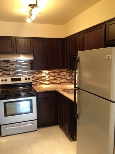Building Photo - ONE MONTH FREE**MOORINGS APARTMENTS** - LO...