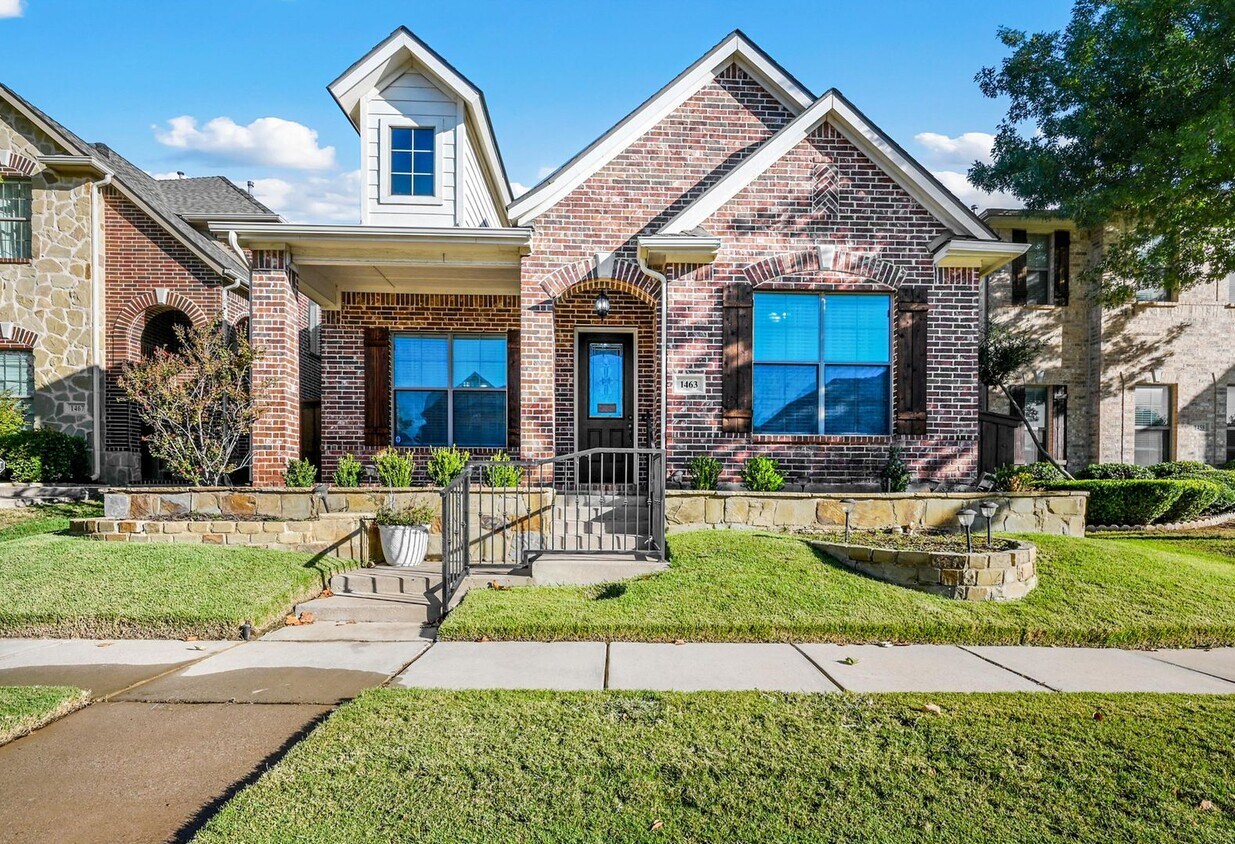 Primary Photo - Beautiful Villa Home in Great Lewisville N...