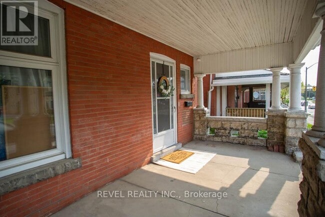 Building Photo - 522 Colborne St