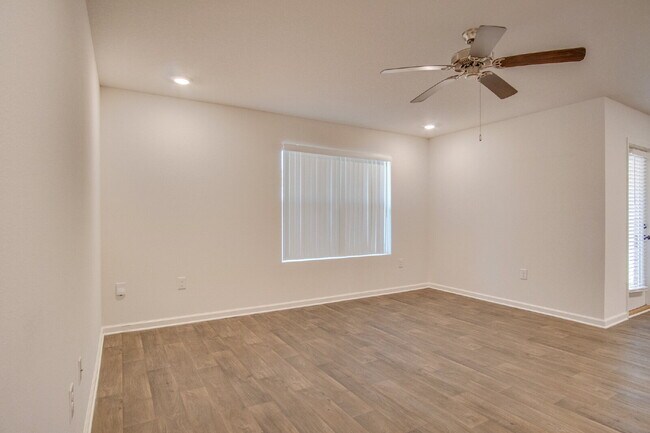 Foto del edificio - 4-Bedroom Rental in Lakeshore Preserve – Open Floor Plan, Screened Patio, and 2-Car Garage