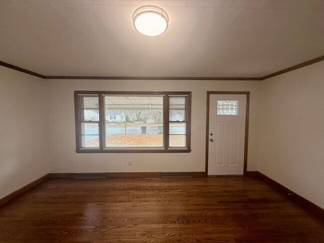 Building Photo - Three bedroom, 1.5 bath house in Burlington