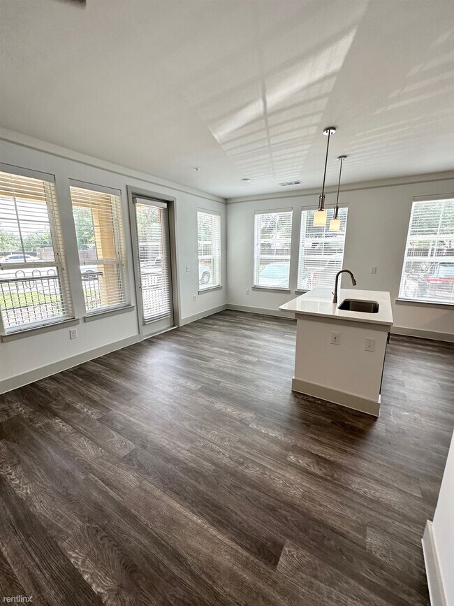 Foto del edificio - 1 br, 1 bath Condo - 11101 NW Hwy W/D In-U...