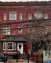 Building Photo - 122.5 3rd Ave