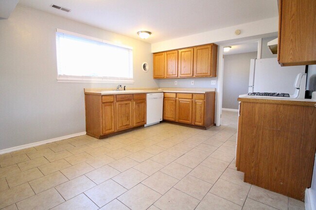 Building Photo - 4 bedroom, 1.5 bath bi-level on Warren Roa...