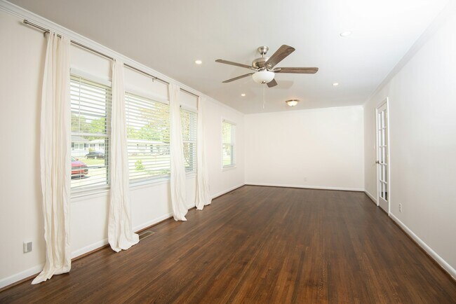 Foto del edificio - 685 Oakmoor Drive