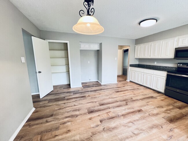 Foto del edificio - 2102 Richwood Dr