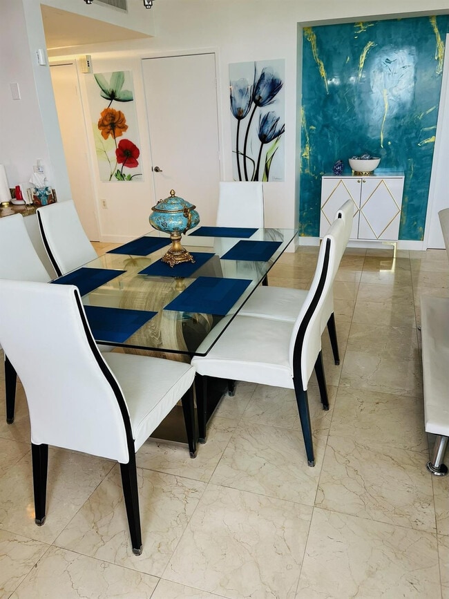 Building Photo - 16275 Collins Ave