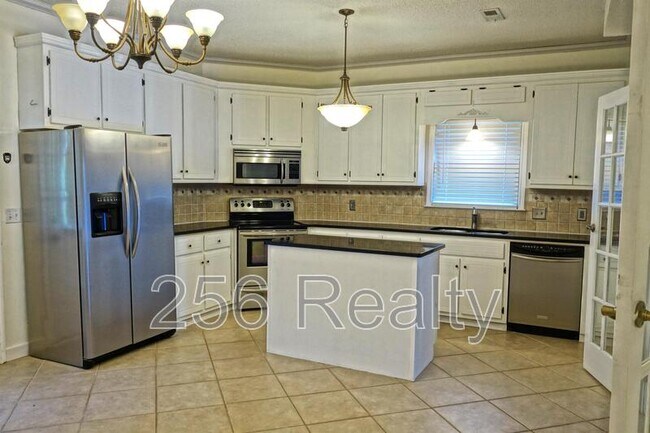 Building Photo - 212 Shadowbrook Ln NE