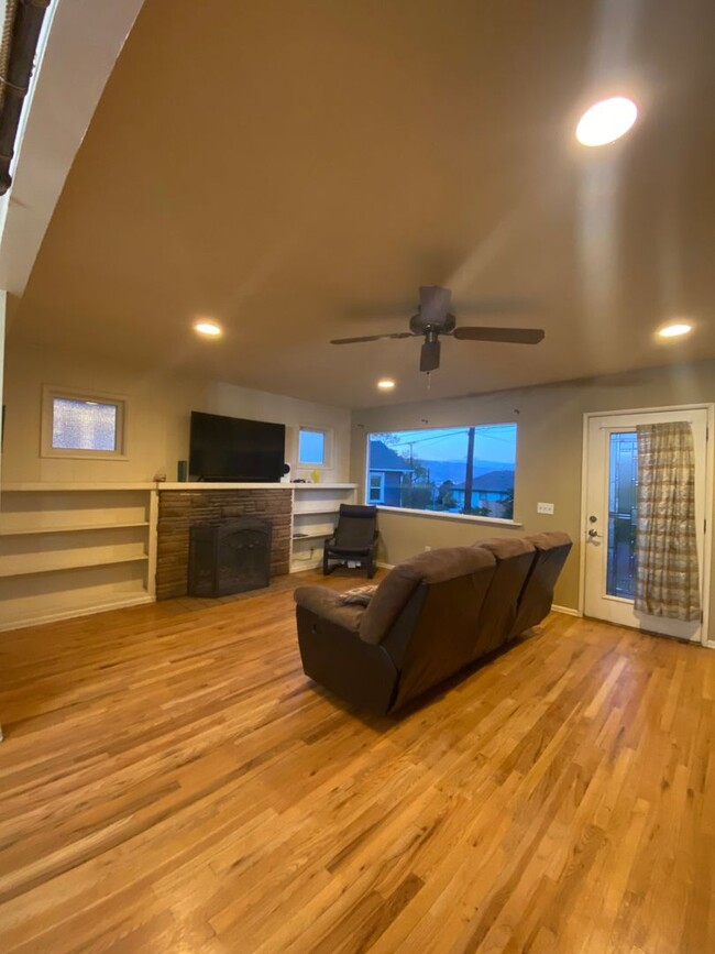 Building Photo - 4 Bedroom, 2 Bath home in The Dalles.