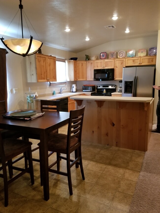 Building Photo - Fully Furnished!! Snowbird and builder Special! Flexible lease options available.