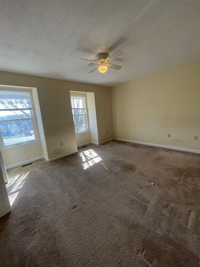 Building Photo - Townhouse for Rent in Broadway