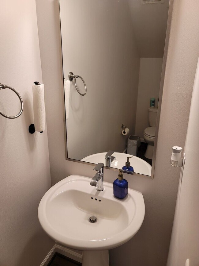 Building Photo - Kent Gated community townhome for lease - ...
