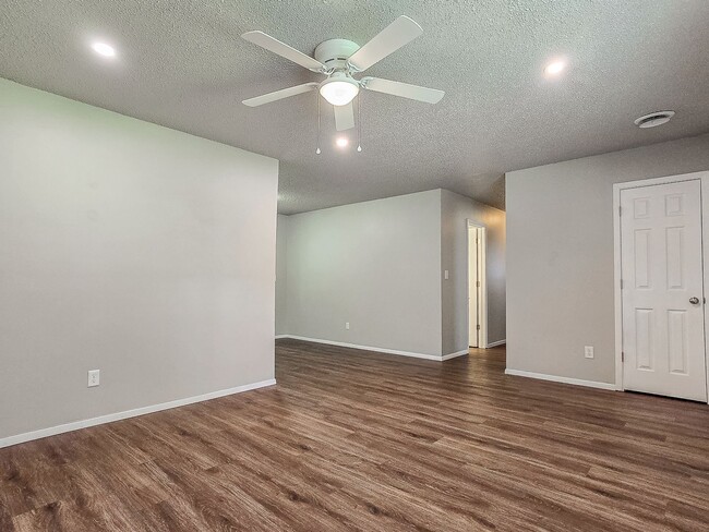 Building Photo - Newly Remodeled 4 bedroom 2 bath home in S...