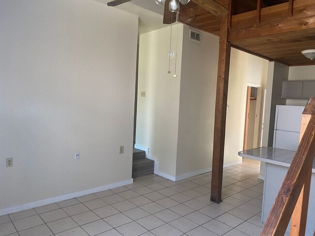 Building Photo - 1 Bedroom bungalow apartment