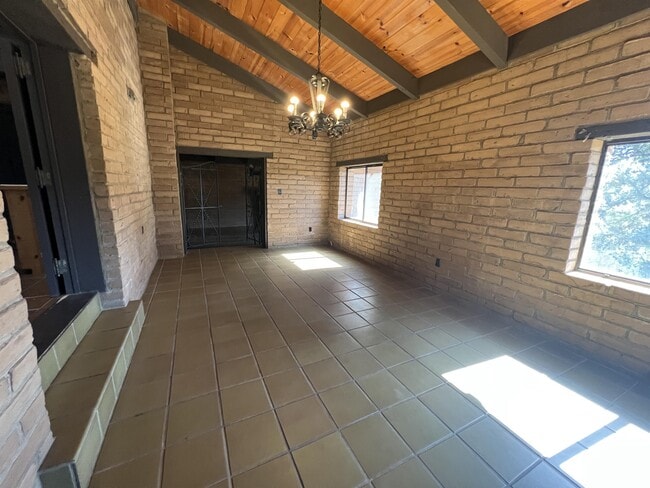Building Photo - 3981 Snow Creek Rd