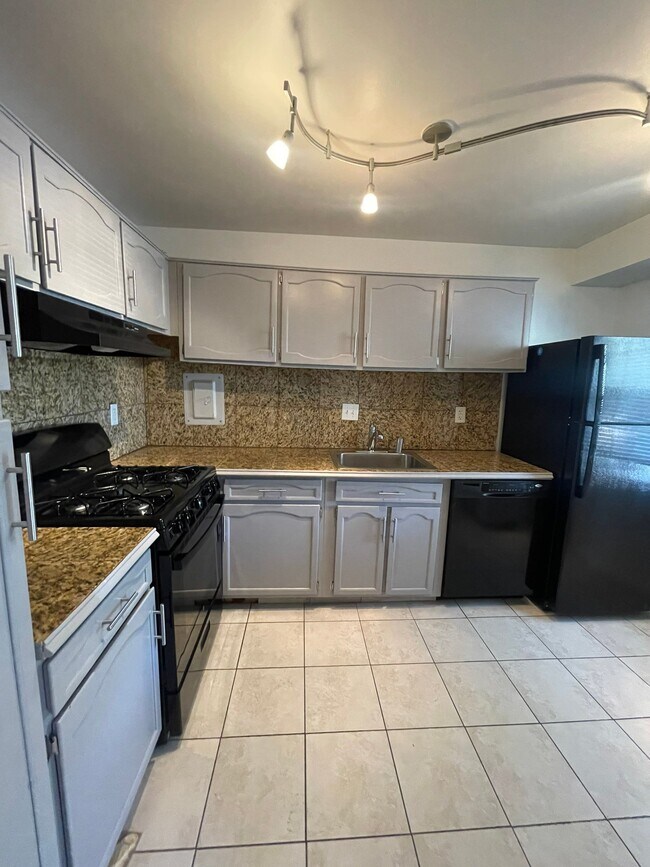 Foto del edificio - 6038 Westchester Park Dr