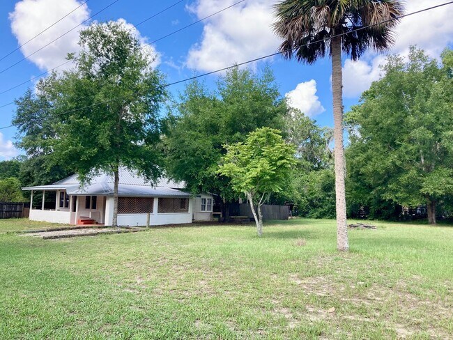 Building Photo - Crystal River Cottage!