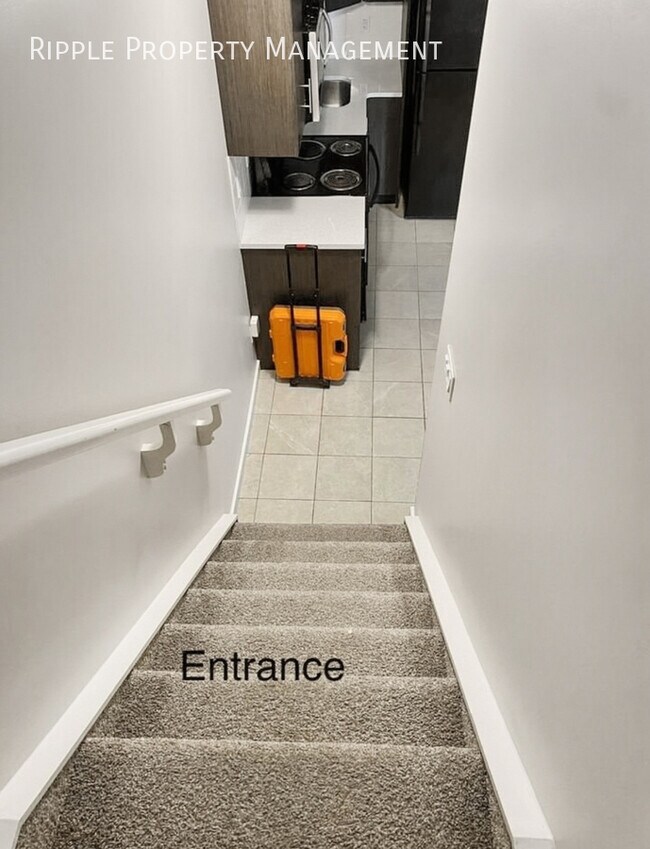 Photo du bâtiment - SPACIOUS 3-BED, 1-BATH LOWER SUITE | PRIVATE ENTRANCE | MODERN FINISHES