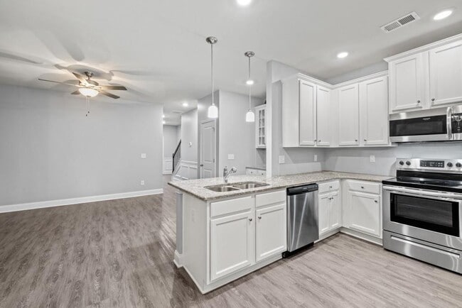 Building Photo - 2570 Castellan Dr